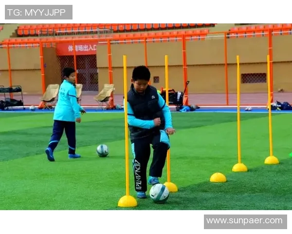 足球跟脚跑的技巧与训练方法助你提升场上表现与竞技水平